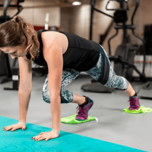 woman doing a HIIT workout in the gym