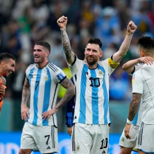 messi celebrating with his team